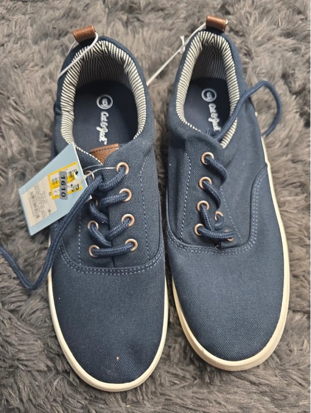 Size 6 brand new sneakers from target item, 1610 box 24